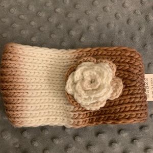 Warming headband with flower makes you warm in this cold weather.